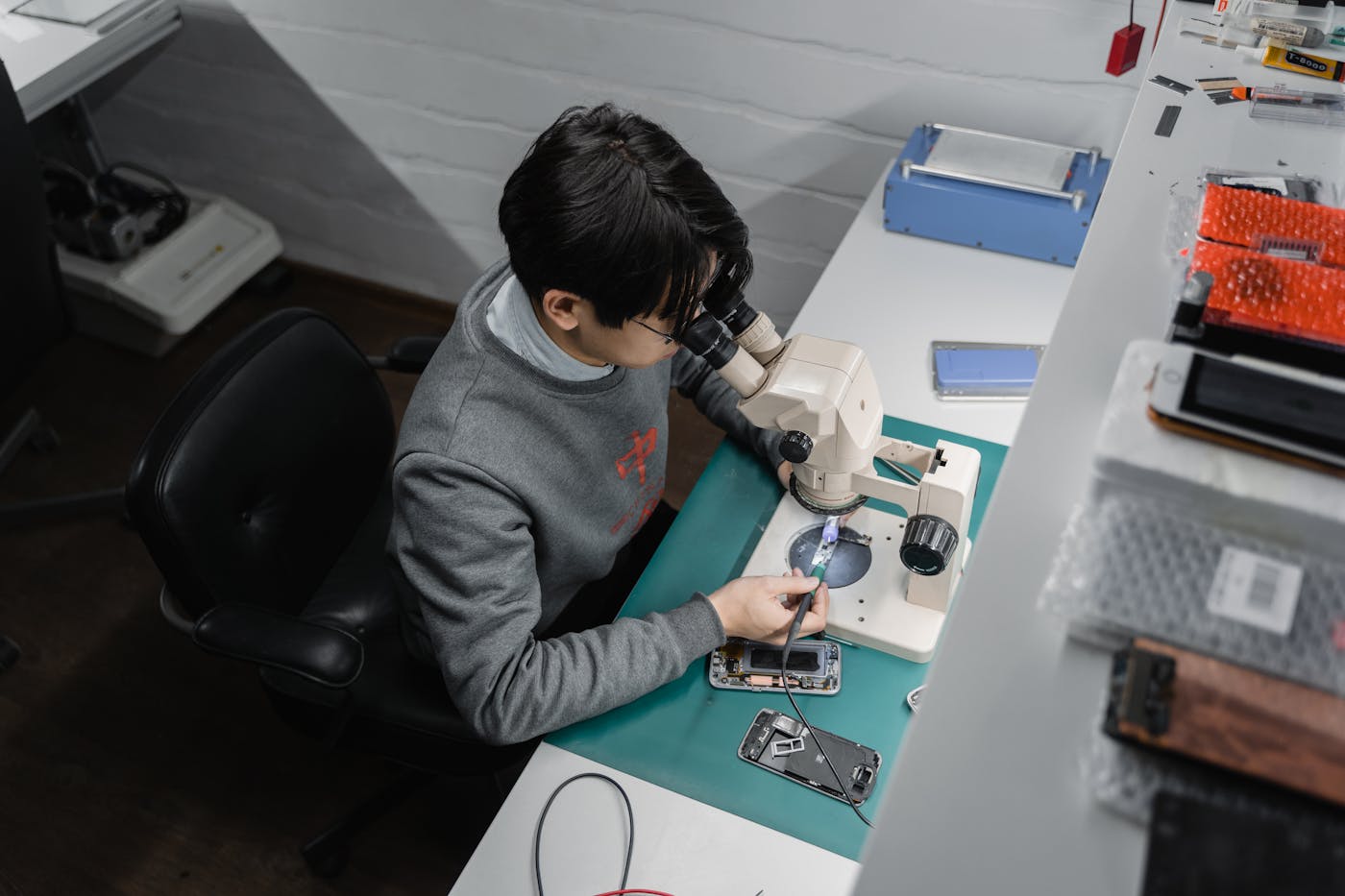 Técnico realizando una reparación de precisión en un teléfono