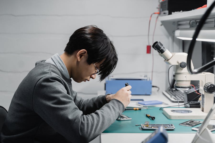 Técnico diagnosticando un teléfono