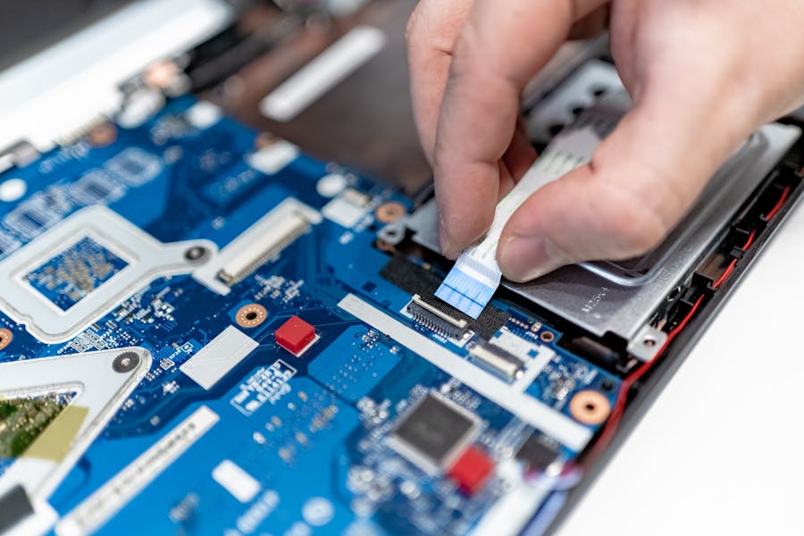 Técnico trabajando sobre un computador
