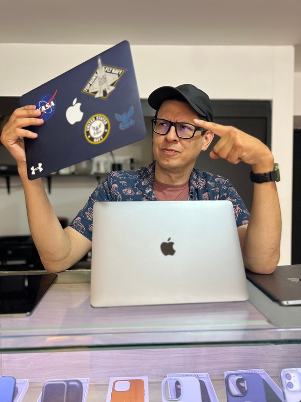 Técnico trabajando sobre un computador